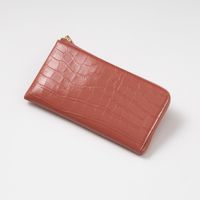 サーモンピンク